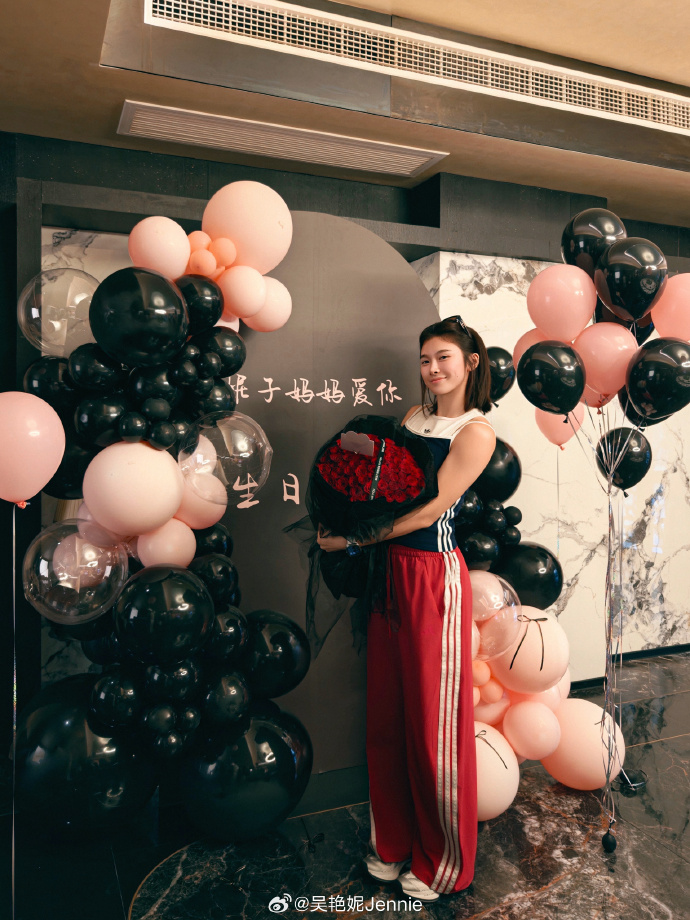 在线体育-吴艳妮社媒再晒28岁生日照：幸福的生日碎片