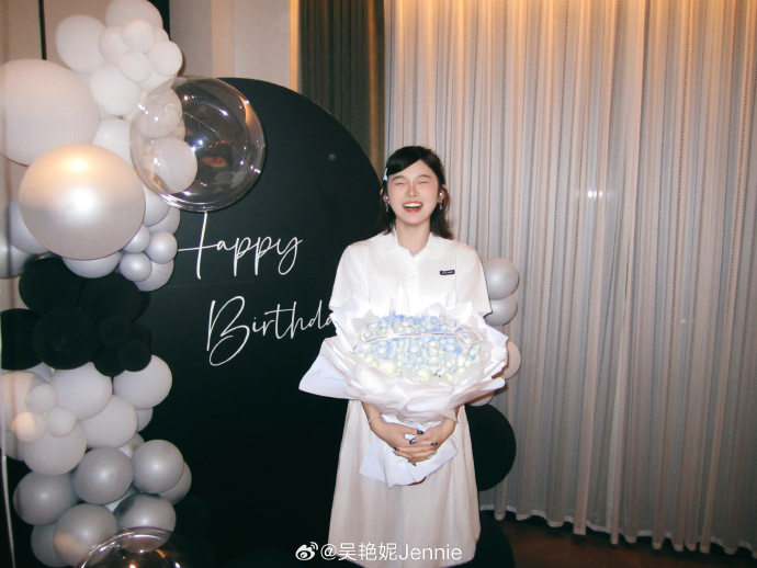 在线体育-吴艳妮社媒再晒28岁生日照：幸福的生日碎片