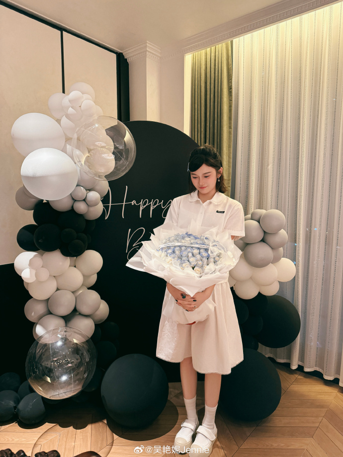 在线体育-吴艳妮社媒再晒28岁生日照：幸福的生日碎片