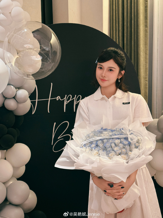 在线体育-吴艳妮社媒再晒28岁生日照：幸福的生日碎片