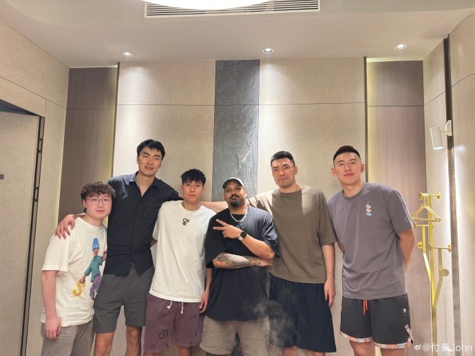 华体会官网-付豪晒与张镇麟&刘雁宇等合照:人生总有很多分岔路口 祝开心顺利