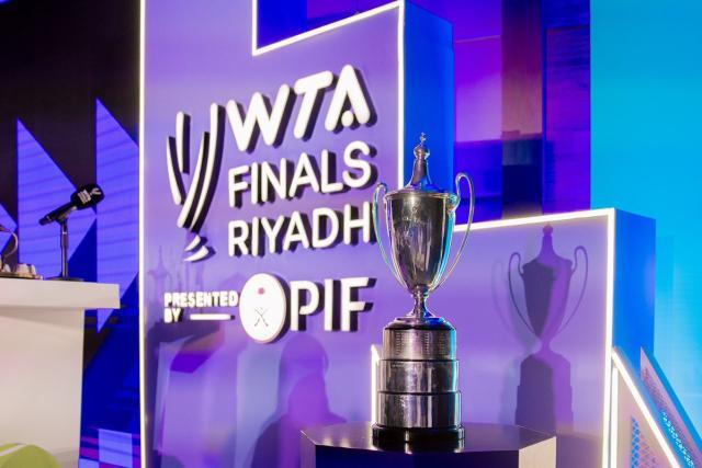 体育资讯-郑钦文总决赛再遇萨巴伦卡 小组出线仍大有希望