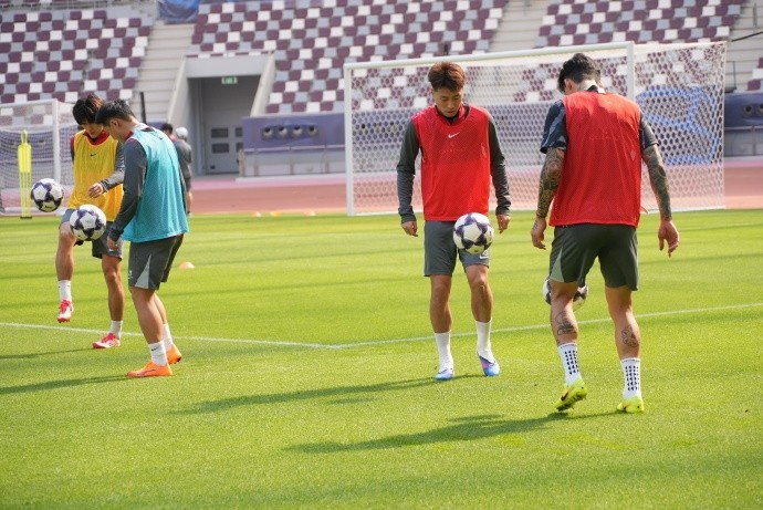 篮球直播-海港全队于今天上午出现在哈利法国际体育场，开启冬训首堂训练课