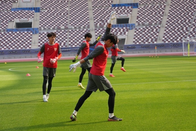 篮球直播-海港全队于今天上午出现在哈利法国际体育场，开启冬训首堂训练课