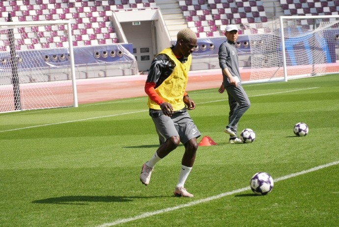 篮球直播-海港全队于今天上午出现在哈利法国际体育场，开启冬训首堂训练课